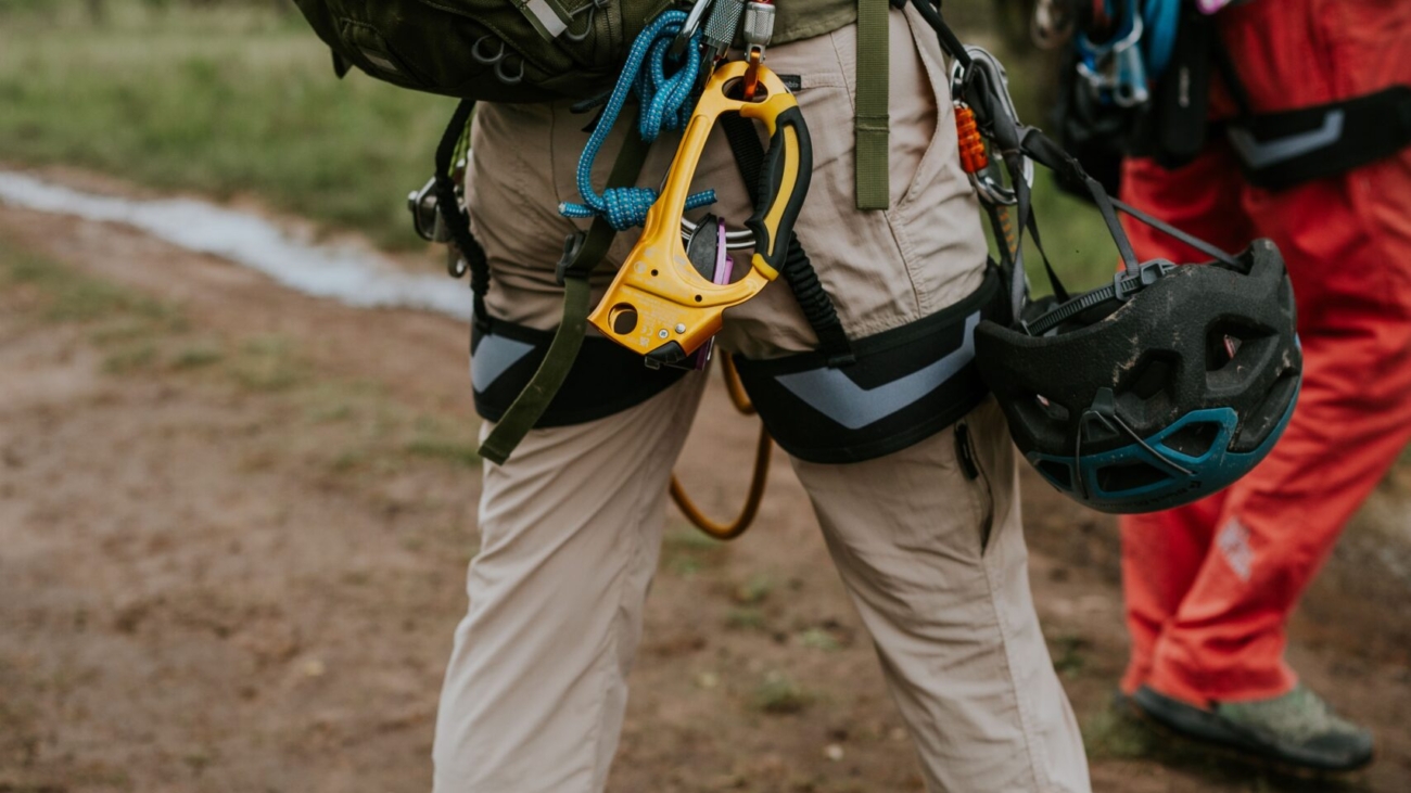 Persona con mochila y equipo de montaña