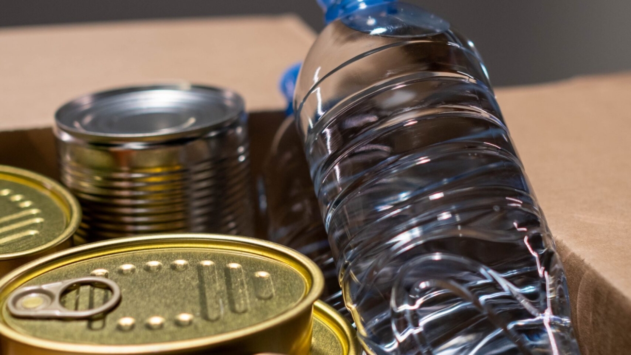 Latas de conserva y botellas de agua