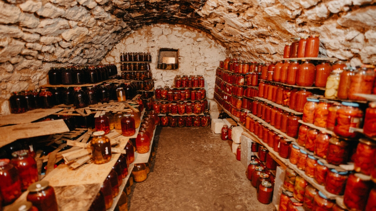 Bodega con reservas de agua y conservas