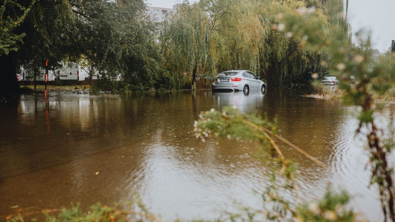Parque y coche bajo el agua tras una inundación