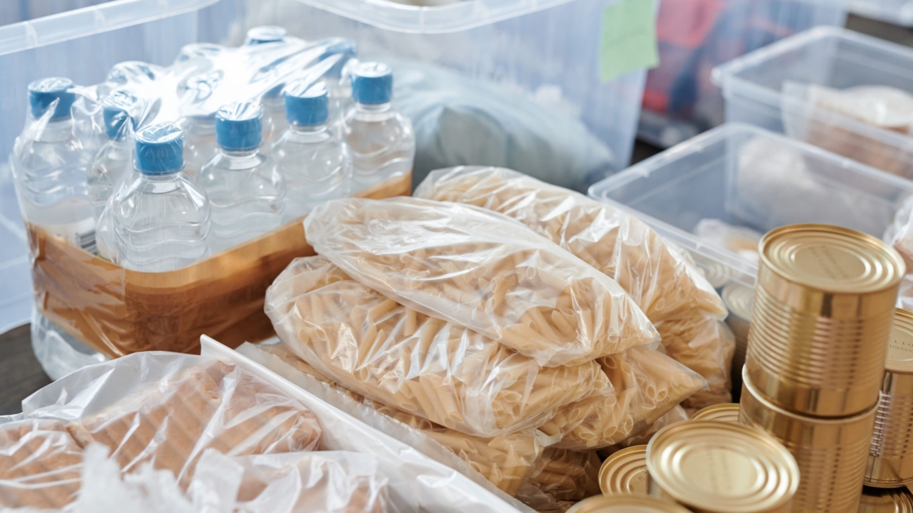Comida y agua guardadas en cajas