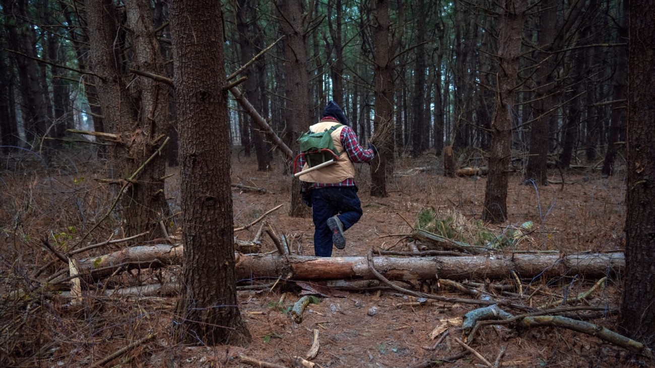 Persona con mochila en un bosque