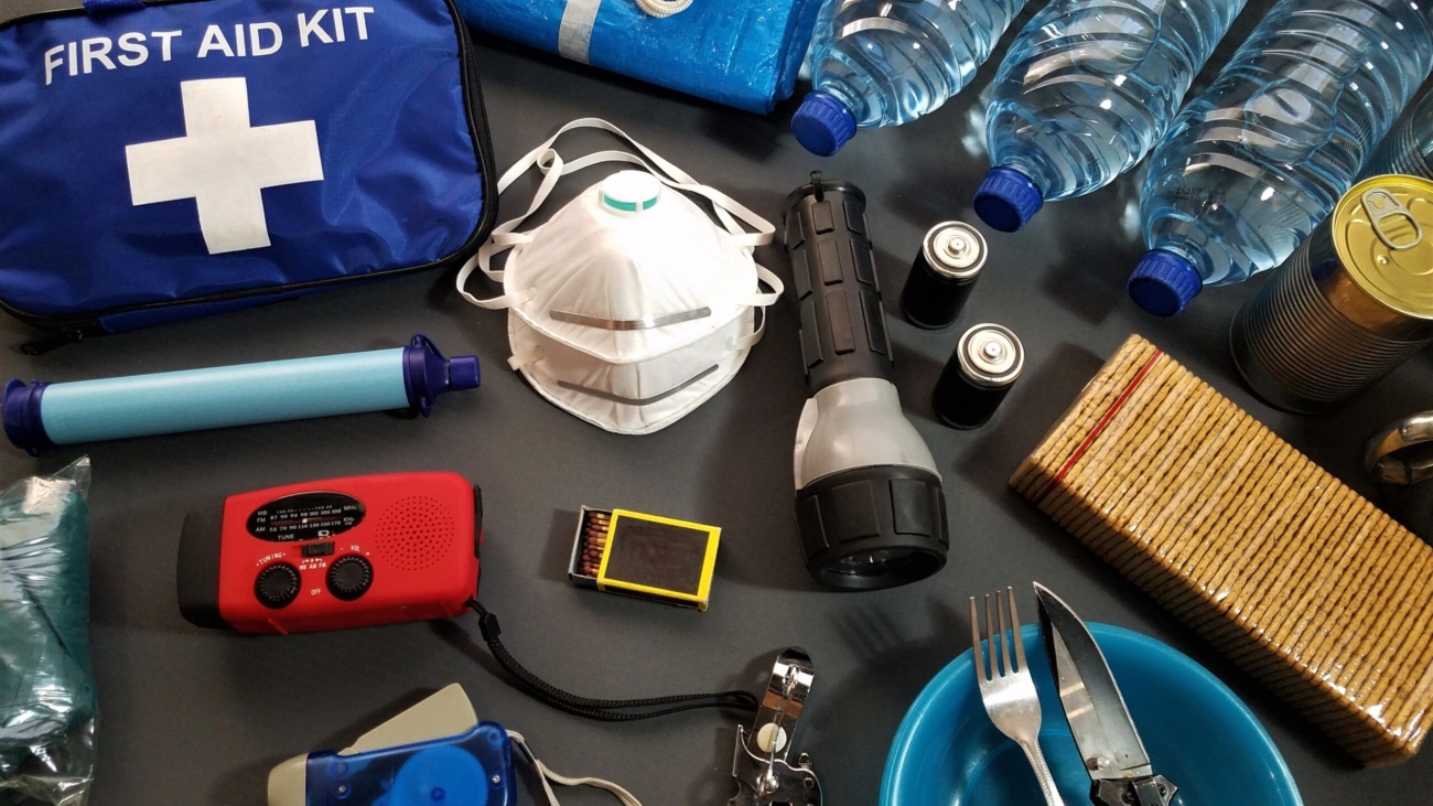 Mascarillas y material de un kit de emergencia