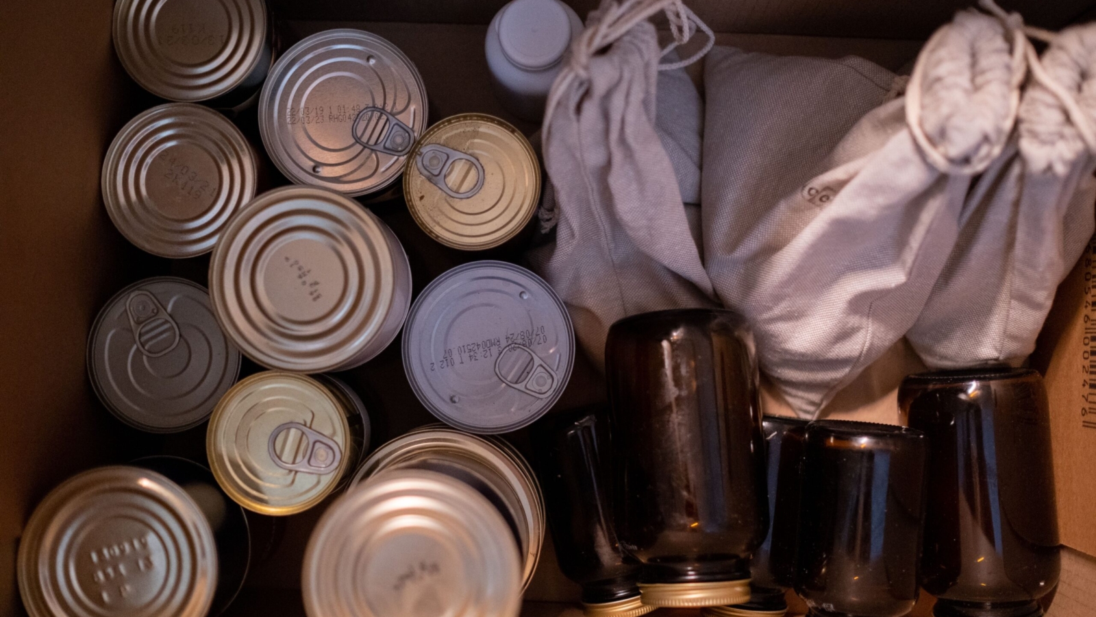 Latas de conserva y paños sobre una mesa