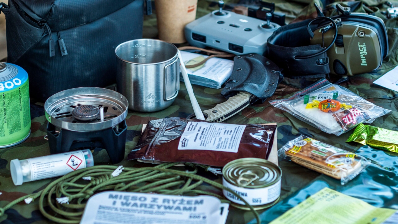 Kit de emergencia con taza, ración y radio